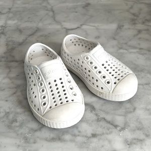 Native Jefferson white slip on shoes sz:3-4